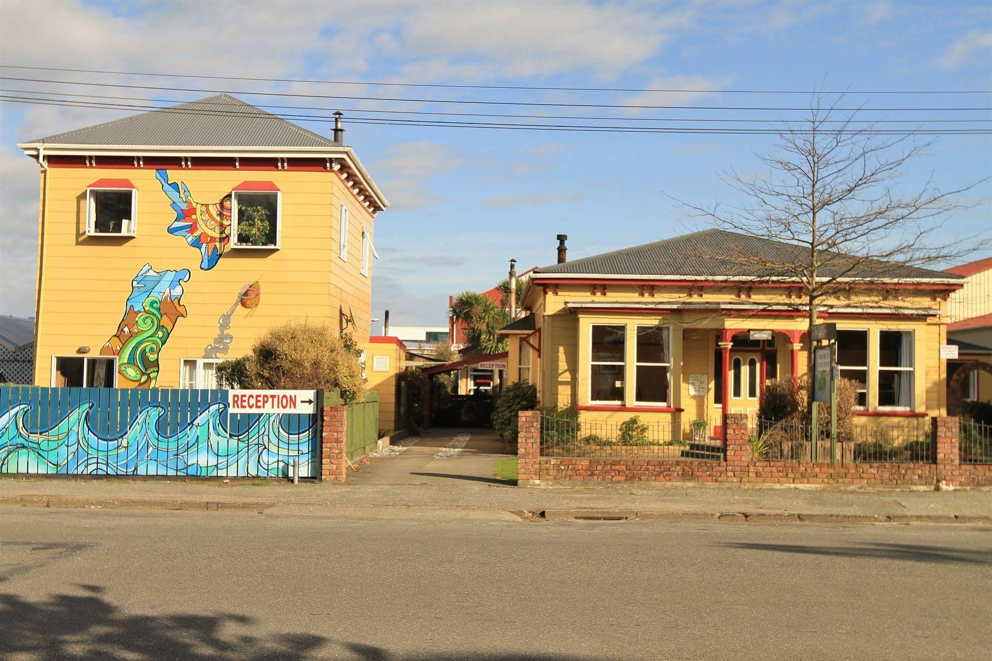 Bazil'S Backpackers Bbh Hostel & Surf School Westport Eksteriør billede
