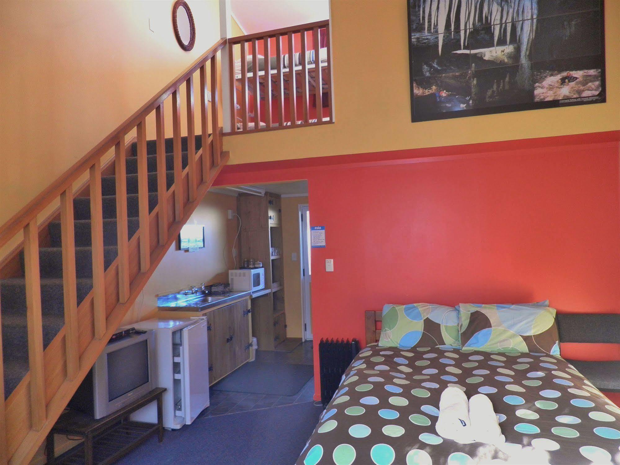 Bazil'S Backpackers Bbh Hostel & Surf School Westport Eksteriør billede
