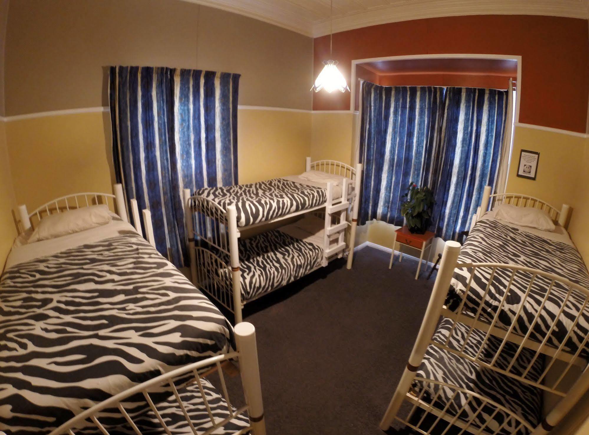 Bazil'S Backpackers Bbh Hostel & Surf School Westport Eksteriør billede