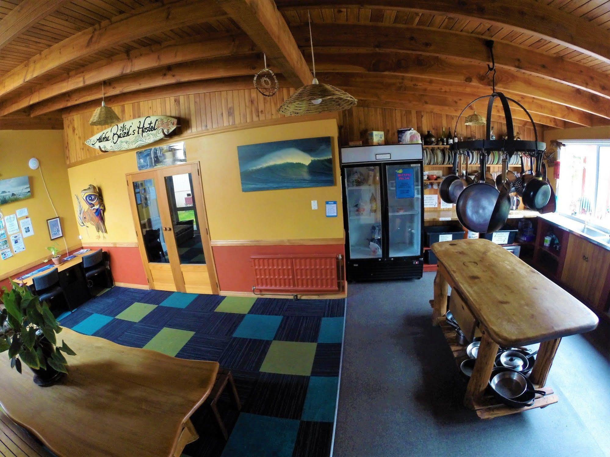 Bazil'S Backpackers Bbh Hostel & Surf School Westport Eksteriør billede