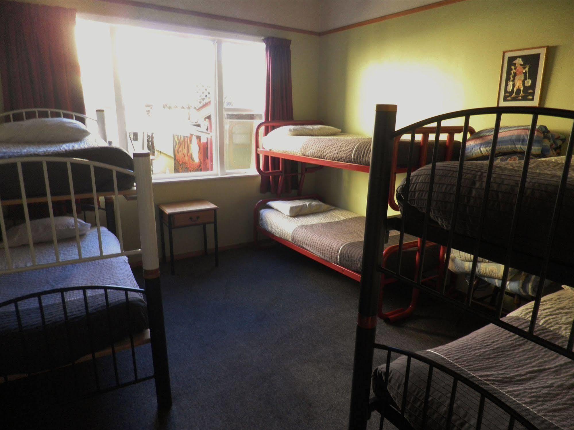 Bazil'S Backpackers Bbh Hostel & Surf School Westport Eksteriør billede