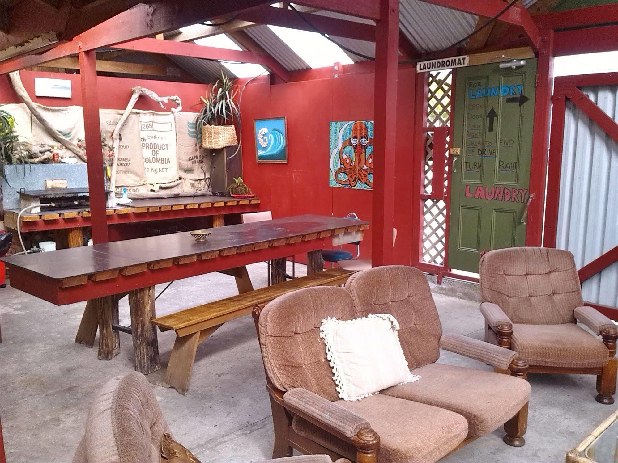 Bazil'S Backpackers Bbh Hostel & Surf School Westport Eksteriør billede