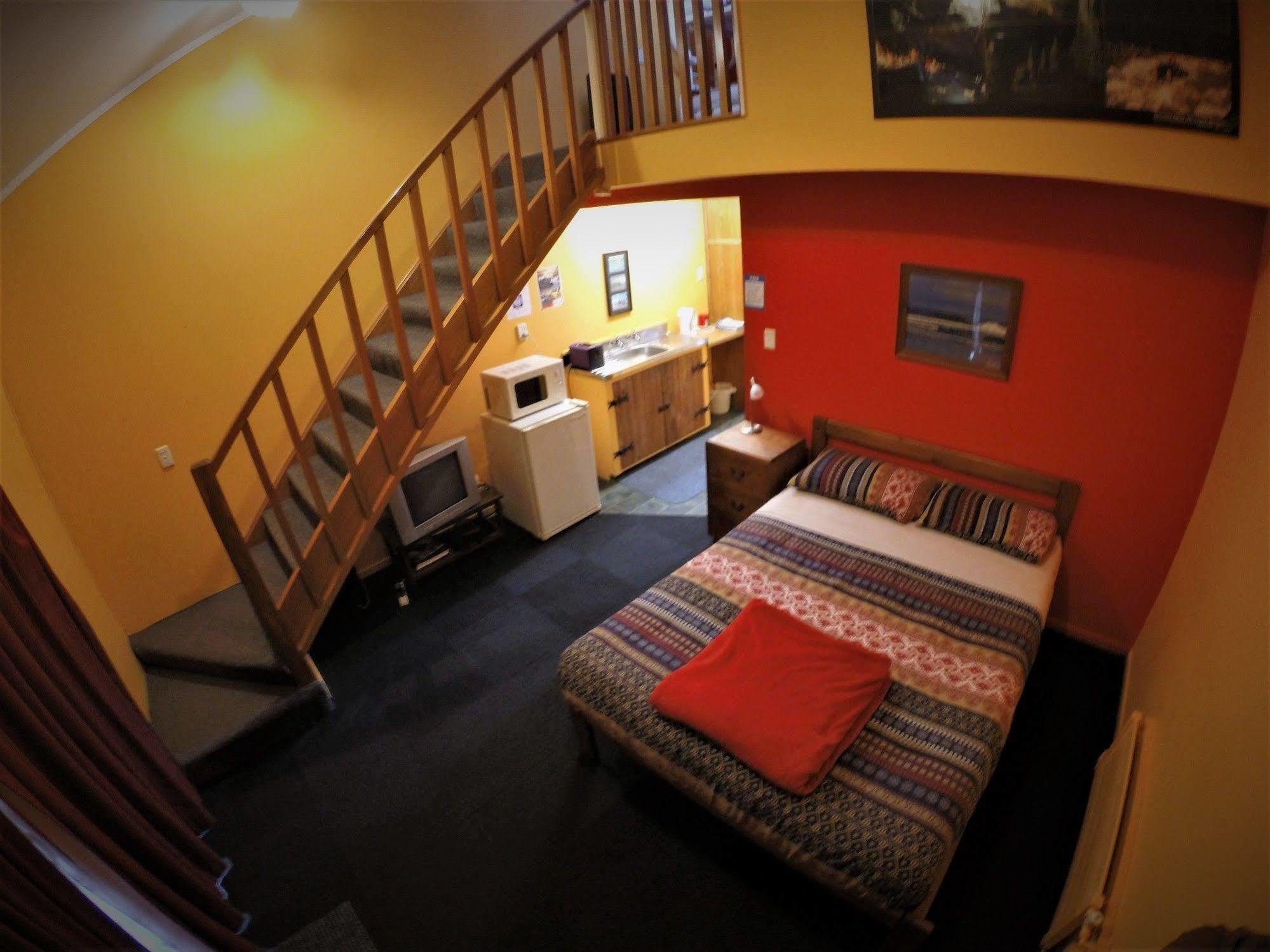 Bazil'S Backpackers Bbh Hostel & Surf School Westport Eksteriør billede
